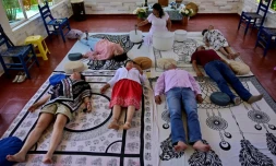 Alizbeth Camacho (c) dirige une séance de méditation au centre holistique "Luz azul" ("Lumière bleue"), le 6 août 2022 à Tepoztlan, au Mexique