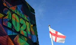 Le drapeau anglais flotte au-dessus d'un pub à Sunderland, dans le nord-est de l'Angleterre, le 25 octobre 2016