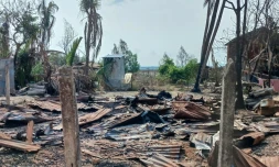 Des maisons détruites et arbres brûlés à la suite d'affrontements entre l'armée et les rebelles de l'Armée d'Arakan dans l'Etat de Rakhine, dans l'ouest de la Birmanie, le 21 mai 2024
