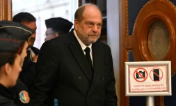 Le garde des Sceaux Eric Dupond-Moretti (d) quitte le palais de justice de Paris, après l'ouverture de son procès pour "prise illégale d'intérêts", le 6 novembre 2023  