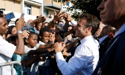 Le président Emmanuel Macron rencontre des habitants du quartier de La Busserine, le 26 juin 2023 à Marseille