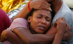 Photo fournie par la Croix rouge italienne d'une migrante qui vient d'être secourue en mer Méditerranée, le 20 octobre 2016