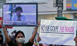 Des manifestants protestent à Santa Cruz (Bolivie) le 15 mars 2021 contre l'arrestation de l'ancienne présidente bolivienne par intérim Jeanine Añez