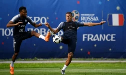 Les Français Kylian Mbappé (à dr.) et le milieu de terrain Thomas Lemar (à g.) pendant une séance d'entraînement au stade de Glebovets, à Istra, le 23 juin 2018 lors du Mondial 