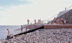 Le Löyly ("Vapeur" en finnois) un sauna public au bord de la mer Baltique le 7 juillet 2016 à Helsinki