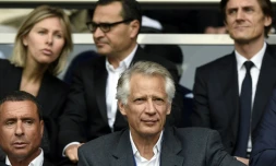 A gauche au premier rang, Alexandre Djouhri assis à côté de Dominique de Villepin, au Parc des Princes à Paris, le 23 avril 2014