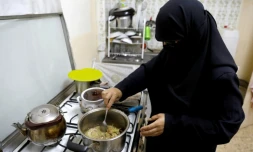 Yousra Mohieddine, une Jordanienne, prépare le repas de rupture du jeûne dans le quartier pauvre de Nazzal, à Amman, le 8 juin 2018