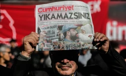 Un manifestant brandit un exemplaire du quotidien d'opposition "Cumhuriyet" devant le siège du journal à Istanbul le 2 novembre 2016