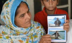 Narinder Kaur, 54 ans, montre des photographies de son fils Deepak Singh, lors d'un entretien à Amritsar, dans le Penjab en Inde, le 6 juillet 2017