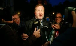 Le chef du gouvernement de la Wallonie, Paul Magnette, à son arrivée à la réunion des principaux ministres des entités fédérées belges et du gouvernement fédéral, le 26 octobre 2016