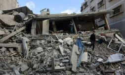Des Palestiniens dans les décombres de la maison de la famille al-Khour détrutie par une frappe israélienne à Gaza, le 26 avril 2025