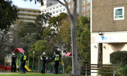 Des policiers devant un immeuble confiné à Melbourne (Australie) le 6 juillet 2020