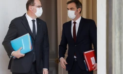 Le Premier ministre Jean Castex (g) et le ministre de la Santé Olivier Véran sortent d'une réunion à l'Elysée, le 3 mars 2021 à Paris