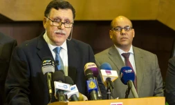 Le Premier ministre libyen désigné, Fayez al-Sarraj (g), le 15 février 2016 à Skhirat au Maroc