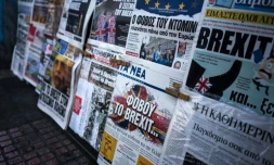 Le Brexit à La Une des quotidiens grecs le 25 juin 2016 à Athènes