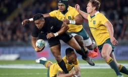 Le All Black Julian Savea se fait plaquer par les Australiens Samu Kerevi (2d), Bernard Foley (d) et Israel Folau (en bas) en Bledisloe Cup, à l'Eden Park, le 22 octobre 2016