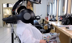 "Je n'ai jamais eu de problÚme avec ces produits", affirme Vanessa Ea, qui enchaßne les lissages brésiliens dans son salon de coiffure sans avoir connaissance de l'alerte sanitaire sur les produits lissants contenant de l'acide glyoxylique