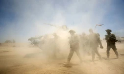 Des forces irakiennes avancent près du village d'al-Sejar au nord-est de Falloujah le 26 mai 2016