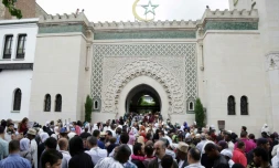 Des musulmans quittent la Grande mosquée de Paris à l'occasion de l'Aïd el-Fitr le 25 juin 2017