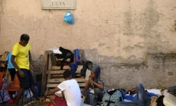 Des migrants sur le trottoir de la rue Cupa, à Rome, le 8 août 2016
