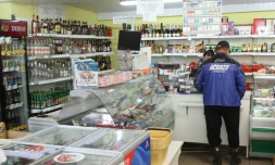 Des boissons alcoolisées dans un magasin du village de Debeikiai, en Litunaie, le 30 juillet 2015