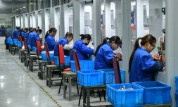 Dans une usine de composants électroniques à Fuyang, dans l'est de la Chine, le 16 janvier 2024
