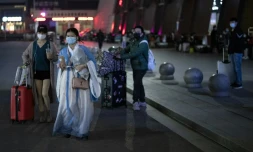 Des passagers à leur arrivée à la gare de Wuhan Wuchang à Wuhan, le 8 avril 2020