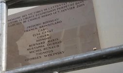 Le nom du dessinateur Georges Wolinski, mal orthographié sur la plaque commémorative, dévoilée le 5 janvier 2015 à Paris