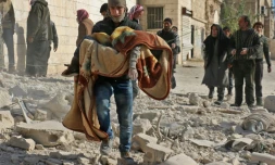 Un Syrien emporte le corps d'un enfant tué dans un bombardement du quartier Bab al-Nairab le 24 novembre 2016 à Alep