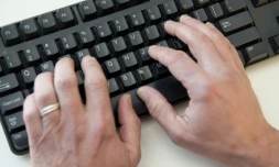 Cinq personnes ont Ă©tĂ© placĂ©es en garde Ă vue mardi dans l'enquĂȘte sur les menaces de mort profĂ©rĂ©es Ă l'encontre de l'adolescente Mila aprĂšs la publication en novembre par cette derniĂšre d'une nouvelle vidĂ©o polĂ©mique sur l'islam