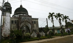 Des soldats philippins patrouillent devant une mosquée à Marawi, dans le sud du pays, le 22 juillet 2017. 