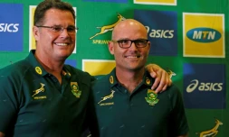 Le nouveau sélectionneur des Springboks, Jacques Nienaber (d), et le directeur du rugby sud-africain Rassie Erasmus, à Pretoria, le 24 janvier 2020