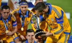 L'attaquant français André-Pierre Gignac embrasse le trophée de champion du Mexique, le 13 décembre 2015 à Mexico