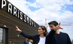 La ministre des Sports Amélie Oudea-Castera et le président du comité d'organisation des Jeux olympiques de Paris de 2024 (Cojo) Tony Estanguet lors d'une visite du siège du Cojo à Saint-Enis le 31 mai 2022