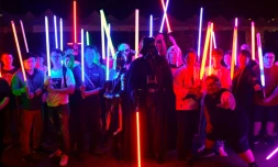 Des fans de la série intergalactique Star Wars posent avec des sabres laser, le 20 avril 2019 à Taipei, à Taïwan