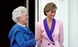 La princesse de Galles, Diana, aussi connue sous le nom de Lady Di, en compagnie de l'ancienne Première dame des Etats-Unis Barbara Bush, à la Maison Blanche à Washington, le 5 octobre 1990