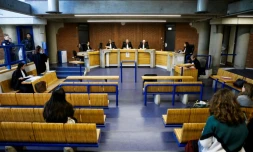 Des juges ouvrent une audience de procès en présence d'avocats et de membres du public dans une salle d'audience du palais de justice de Bobigny, le 15 janvier 2024 en Seine-Saint-Denis
