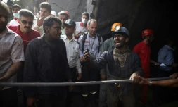 Des mineurs et secouristes à l'entrée de la mine où s'est produite une explosion accidentelle, le 3 mai 2017 à Azadshahr, dans le nord de l'Iran