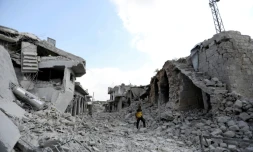 Un homme marche au milieu des ruines d'un immeuble bombardé à Ehsim, dans la province syrienne d'Idleb, le 1er août 2019