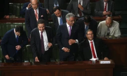 Le Premier ministre tunisien Habib Essid (d) devant le Parlement Ă Tunis, le 30 juillet 2016