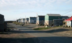 Une rue du village inuit de Umiujaq, dans le grand nord canadien sur les rives de la baie d'Hudson, le 19 septembre 2015