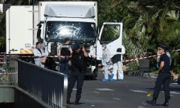 Le camion utilisé pour foncer dans la foule immobilisé sur la Promenade des Anglais le 15 juillet 2016 à Nice au lendemain de l'attaque terroriste qui a fait 84 morts
