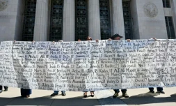 Des parents et des proches tiennent une banderole listant les noms des victimes devant la Cour supérieure de Los Angeles aprÚs le verdict du procÚs concernant les réseaux sociaux, le 25 mars 2026 en Californie