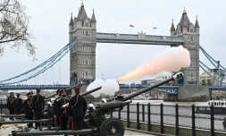 Des coups de canon sont tirés depuis la Tour de Londres le 10 avril 2021, en hommage au prince Philip, décédé la veille