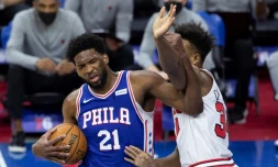 Joel Embiid des Philadelphia 76ers en NBA contre les Chicago Bulls le 20 février 2021 au Wells Fargo Center à Philadelphie