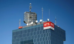 La radio télévision nationale suisse, ici le siège de sa chaîne en français à Genève le 23 avril 2017, la RTS, pourrait disparaître si les Suisses votent pour la disparition de la redvance