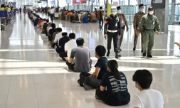Des personnels de l'aéroport font la queue avant d'être vaccinés contre le covid-19 au terminal départ de l'aéroport Suvarnabhumi à Bangkok le 30 juin 2021
