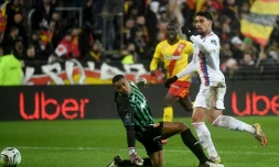 L'attaquant de Lyon Lucas Paquetà (d) échoue devant le gardien de Lens Wuilker Farinez, le 19 février 2022 au stade Bollaert   