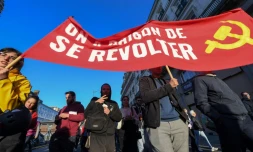 Des manifestants brandissent une banderole contre la réforme des retraites, à Rennes, le 4 avril 2023