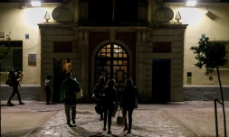 Des partisans du référendum d'indépendance s'installent pour la nuit dans un établissement scolaire de Figueras, en Catalogne, le 30 septembre 2017